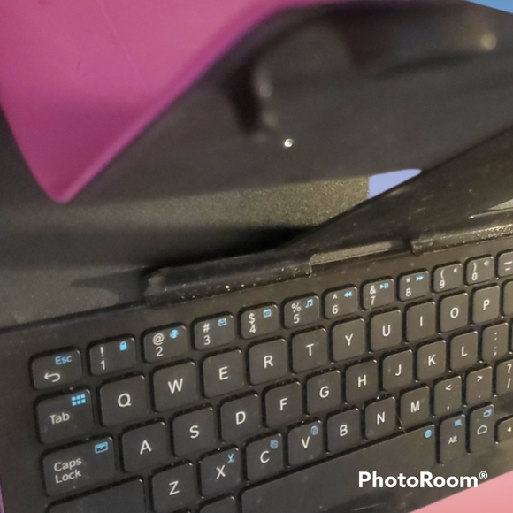 Logitech Magnetic stand up Tablet holder with Bluetooth Keyboard attached - Picture 5 of 5